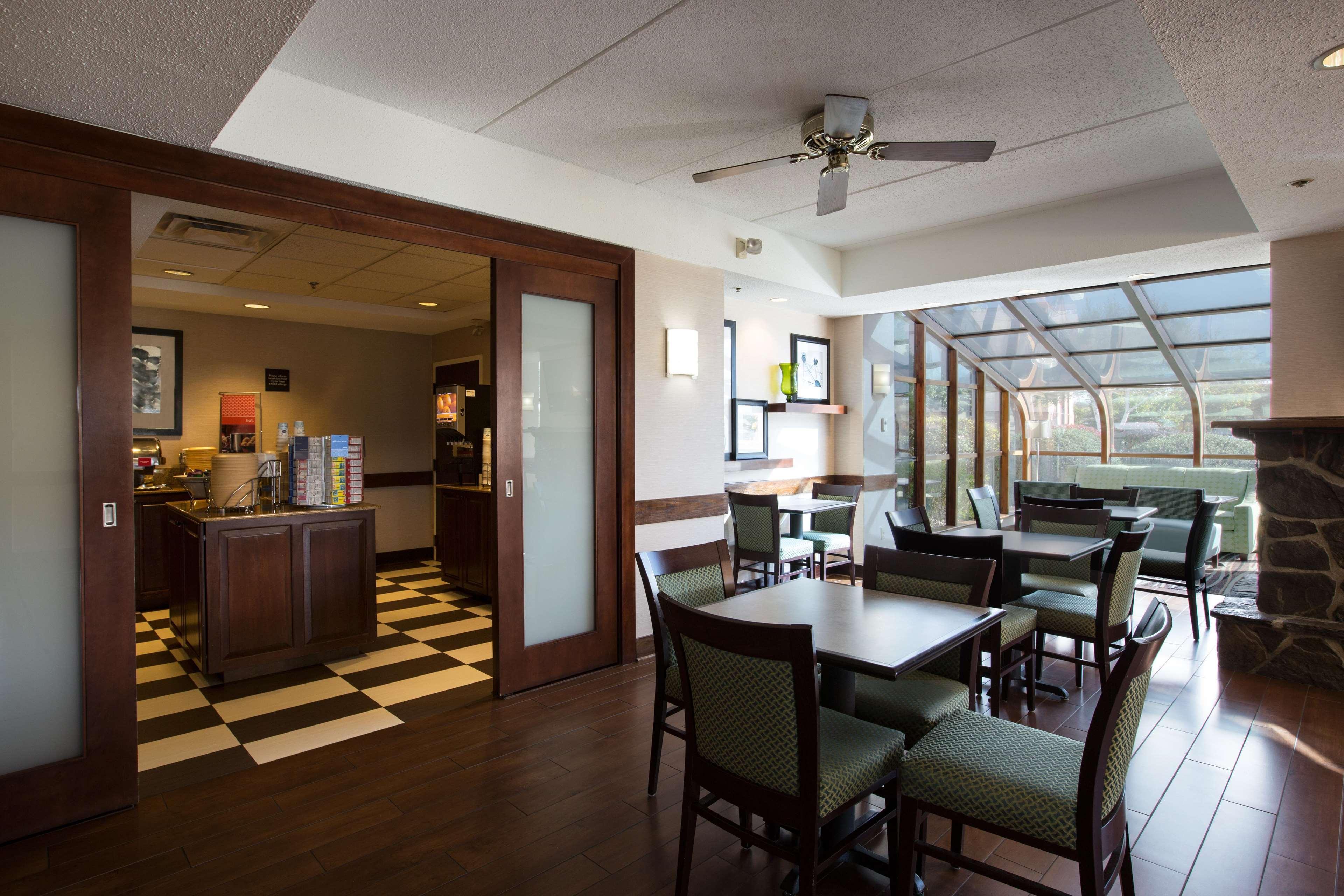 Hampton Inn West Springfield Buitenkant foto