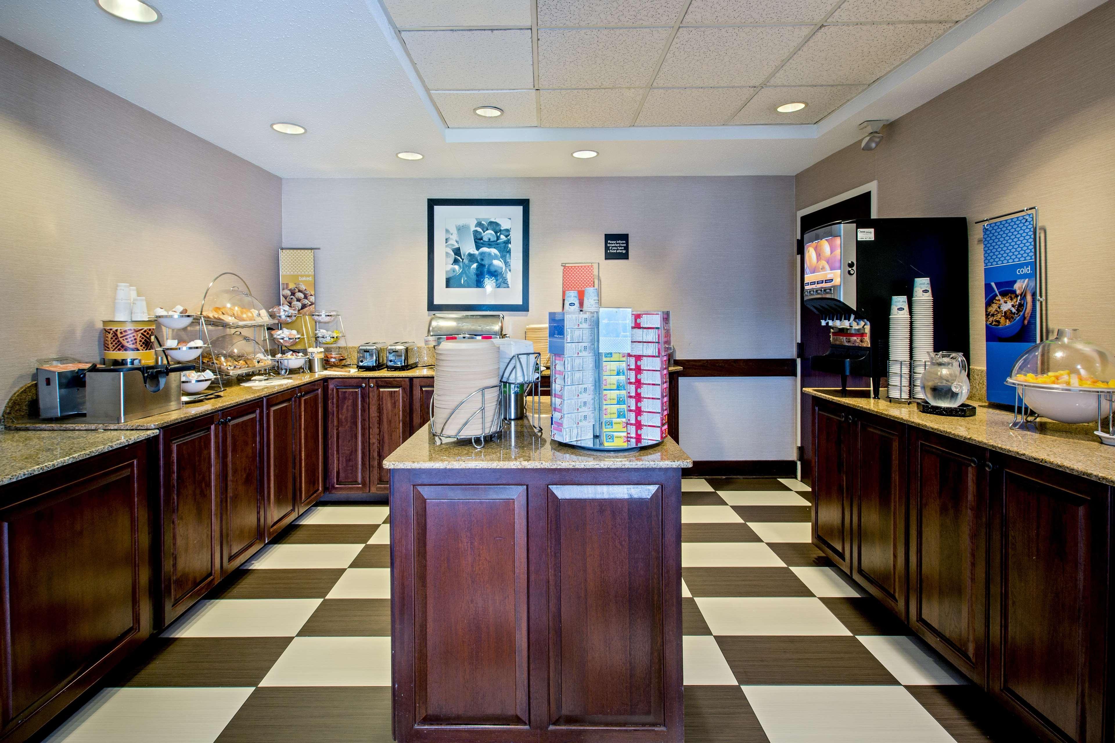 Hampton Inn West Springfield Buitenkant foto