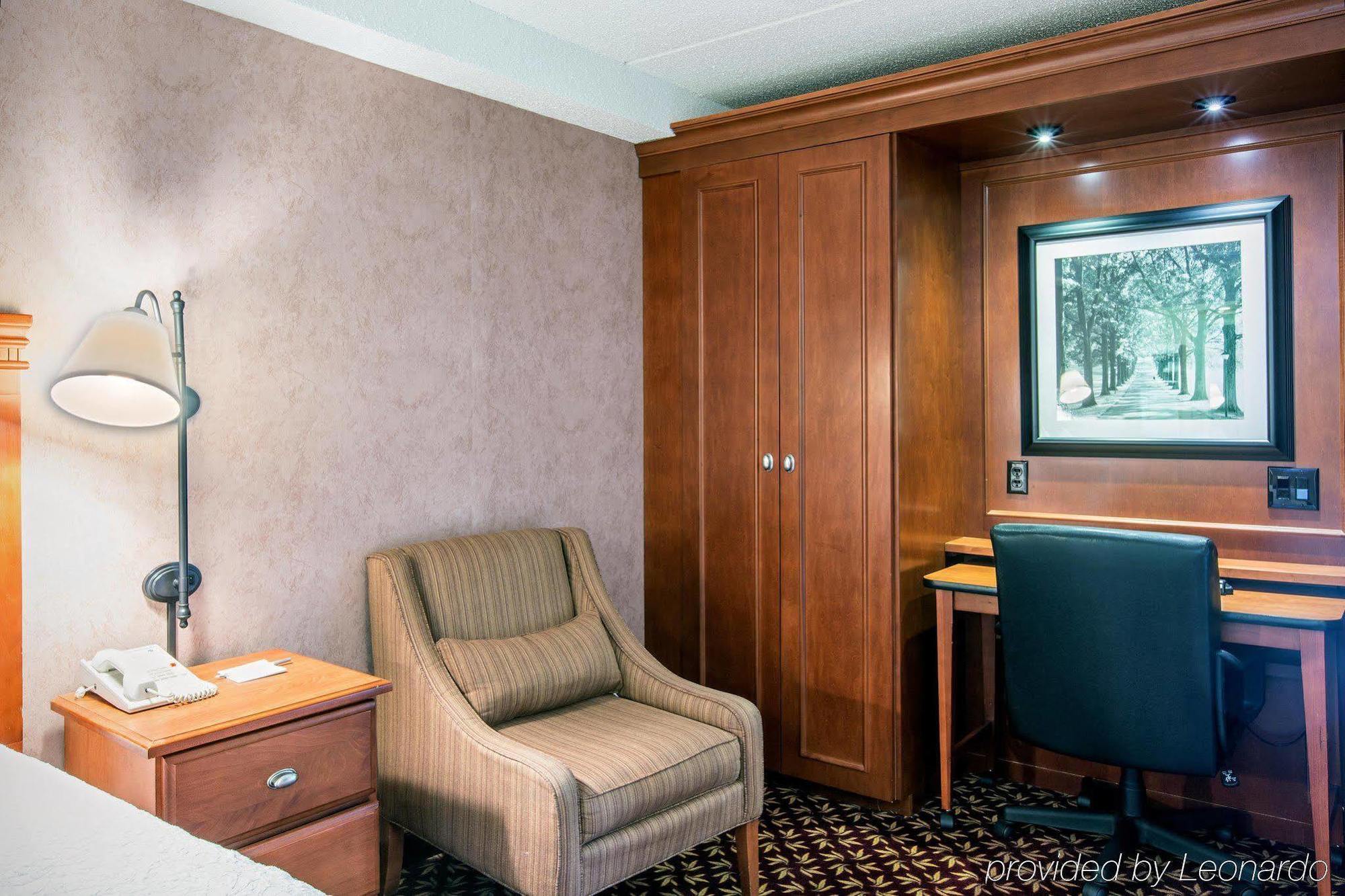 Hampton Inn West Springfield Buitenkant foto