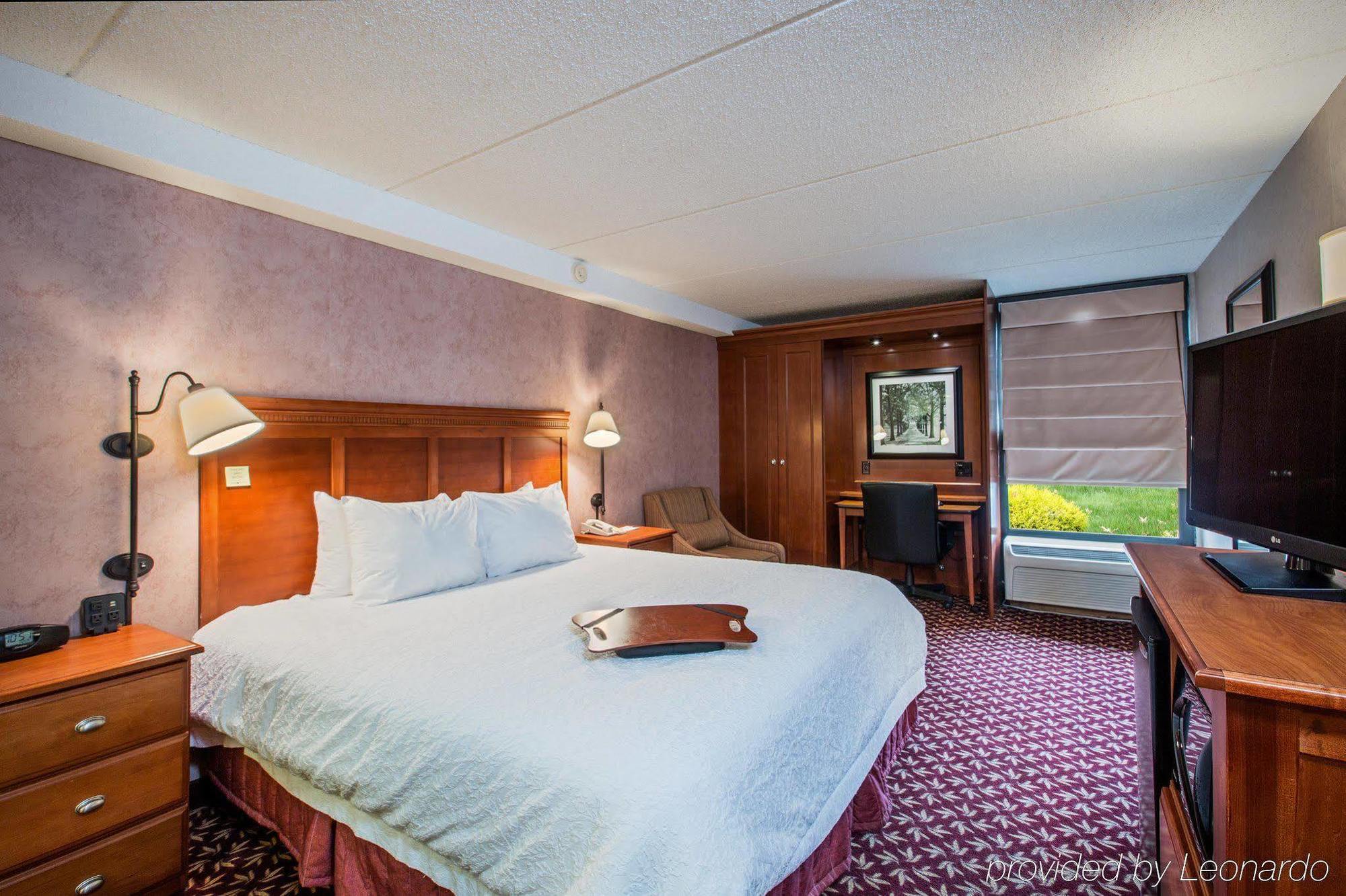 Hampton Inn West Springfield Buitenkant foto