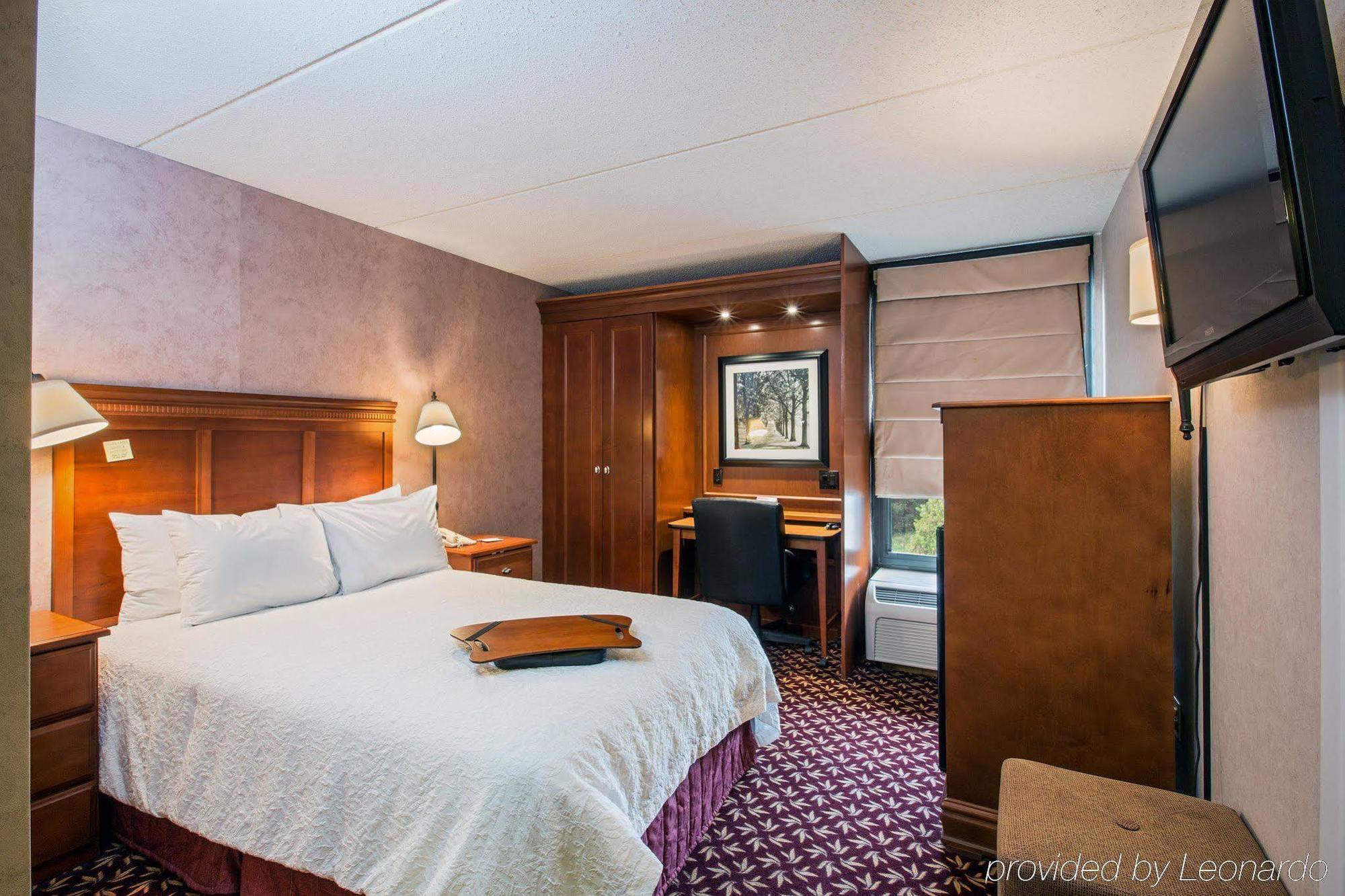 Hampton Inn West Springfield Buitenkant foto